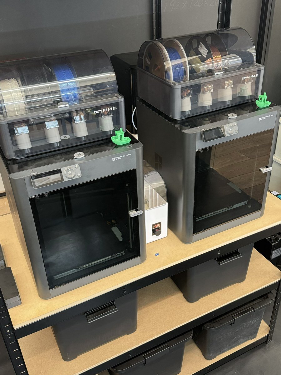 mitsuki_fab's tweet photo. メンバーが設計した 弊社ラボの 
#BambuLab うんこ回収

背面ダクト、Webサービスでカットした15mm MDF天板、下段コンテナ https://t.co/auPvHjcRcb