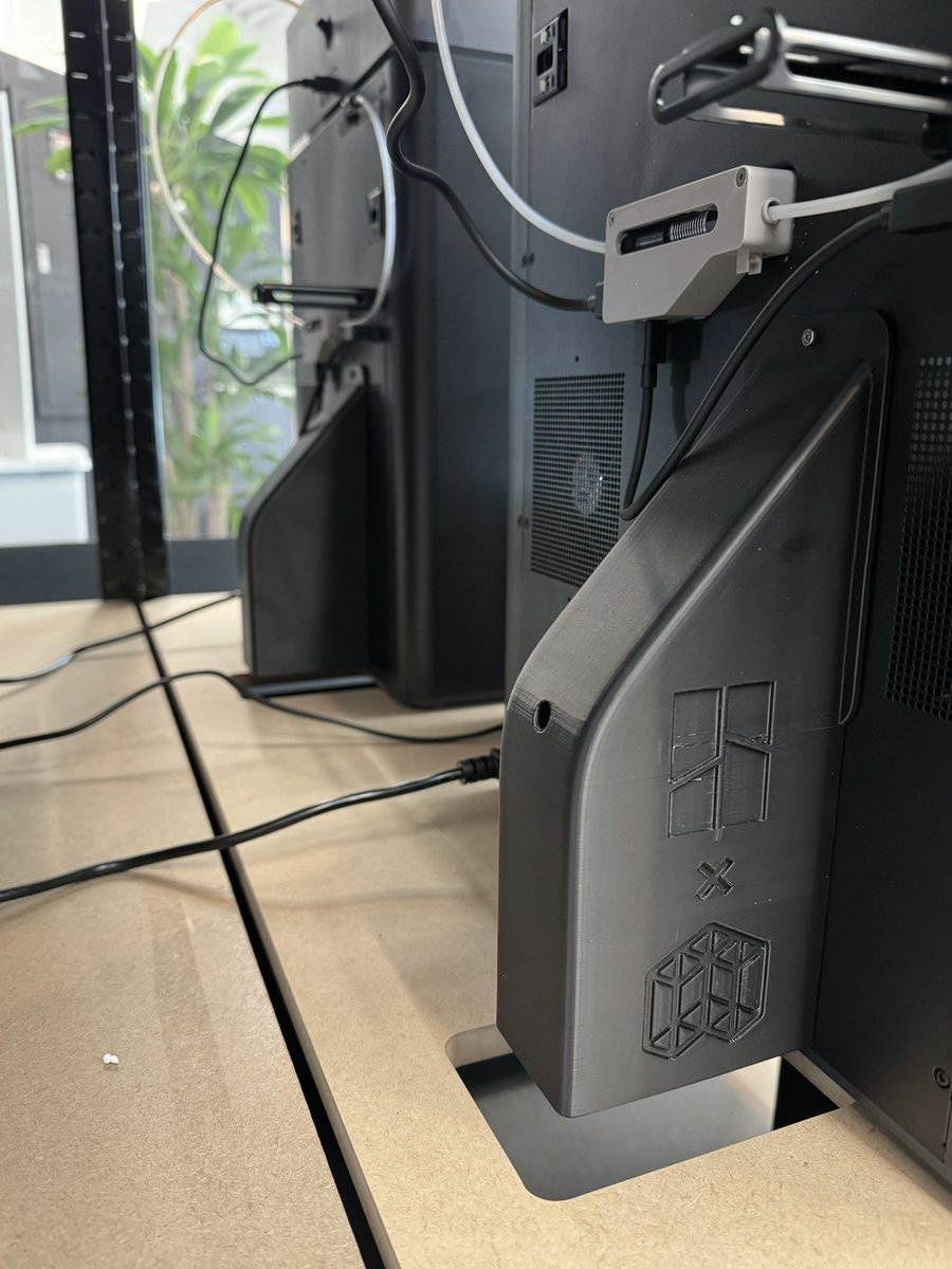 mitsuki_fab's tweet photo. メンバーが設計した 弊社ラボの 
#BambuLab うんこ回収

背面ダクト、Webサービスでカットした15mm MDF天板、下段コンテナ https://t.co/auPvHjcRcb