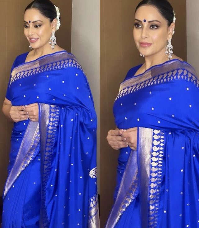 #BipashaBasu drops pictures draped in a blue sari from ‘City of Joy’ @bipsluvurself #bipasha #saree #trendingnow #bollywood