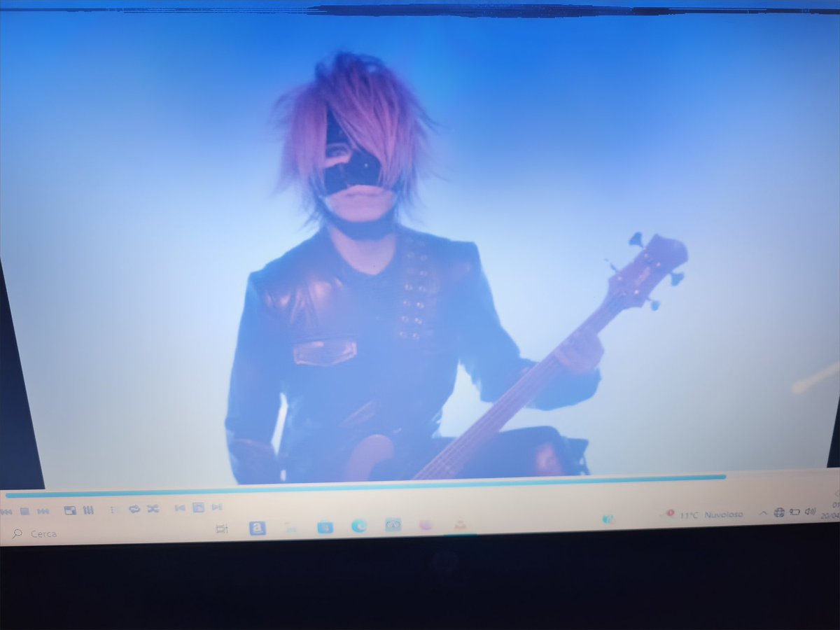 Watching Budokan DVD...our bassist is stunning 🥹 I love you...with all my heart...🕊💫
#REITAeternalrockSTAR