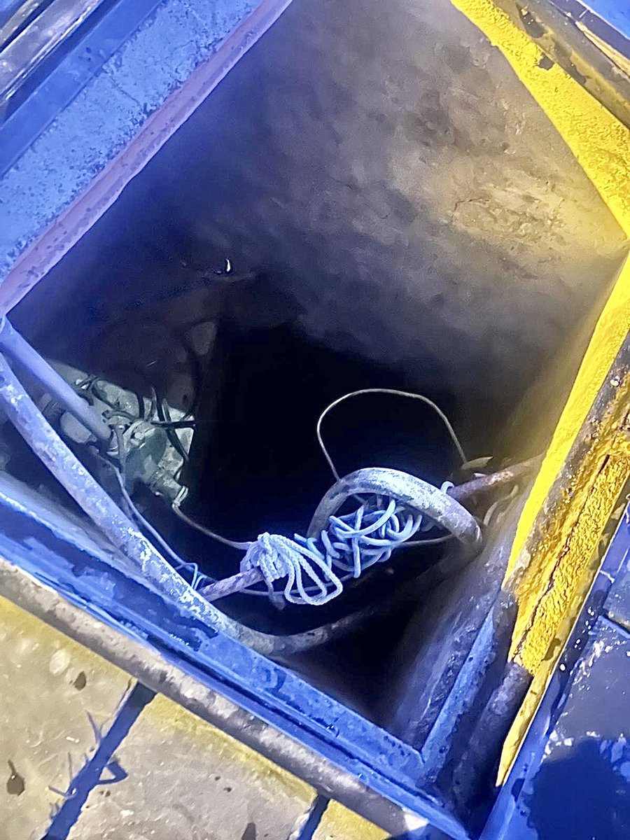 112cmadrid's tweet photo. 🚒 Los #BomberosCM del #Parque42 (#ColladoVillaba) han rescatado de madrugada a un perro 🐕 caído en un pozo de unos 4 metros de profundidad.
➤ Sus dueños lo llevaban buscando todo el día hasta que, ya de noche, comenzó a ladrar dentro del pozo de su jardín.
#ASEM112 https://t.co/3rsLSHX0zo