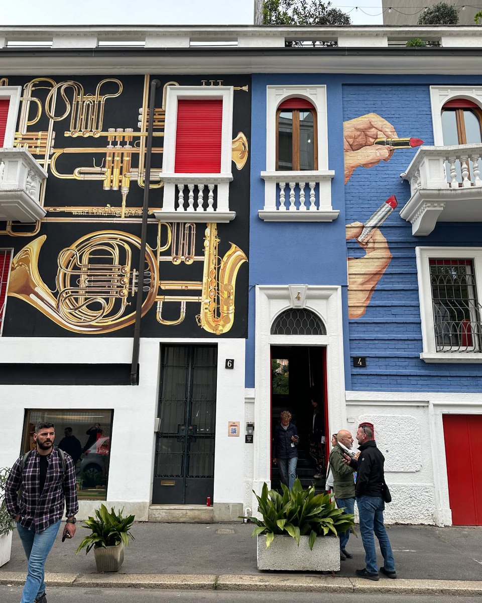 simply_sofas's tweet image. Snapshots of the Toiletpaper apartment and studio from outside. Covered with art end to end. 

#toiletpaperstudio #toiletpapermagazine #TLapartment #designweek #artweek #popart #popartculture #MilanDesignWeek #MilanDesignWeek2024 #SaloneDelMobile2024