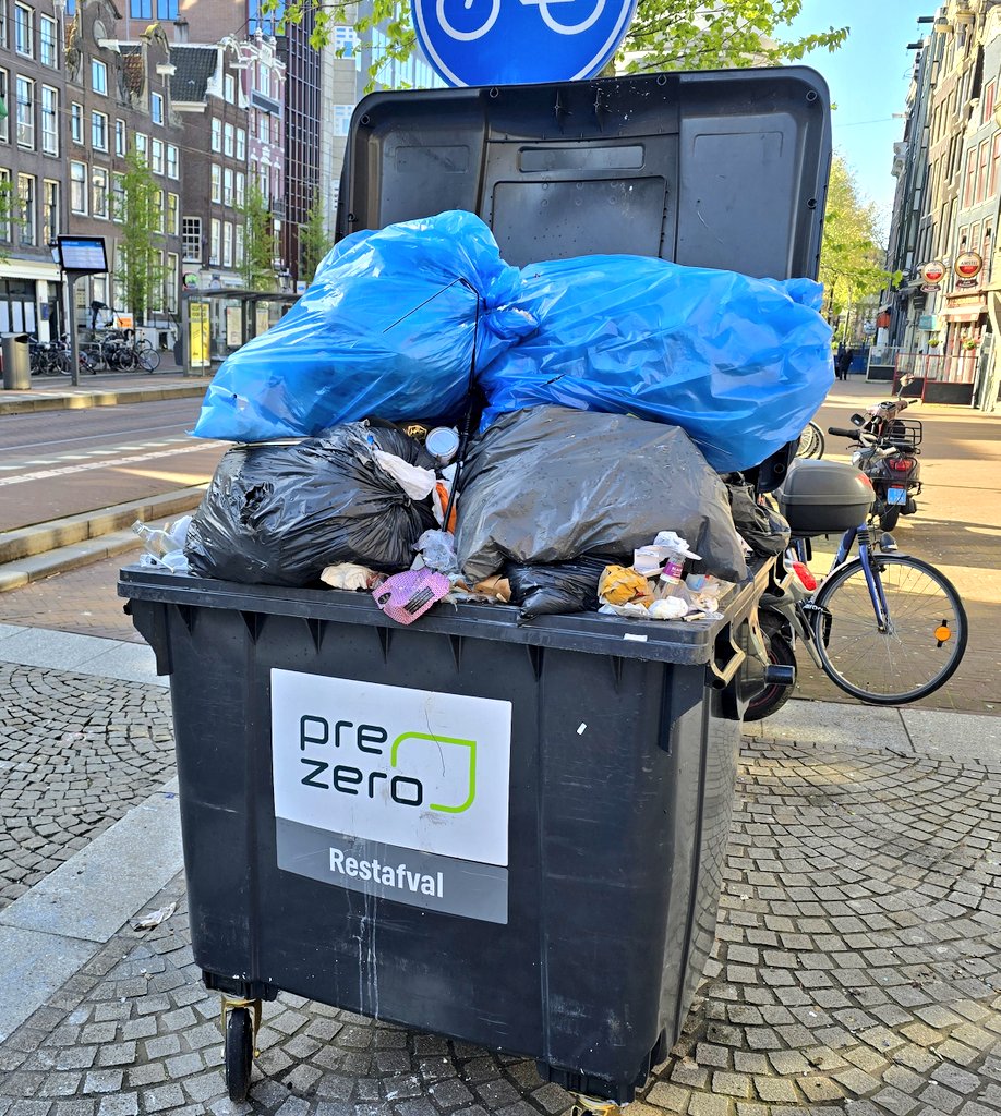 MarcelDellebeke's tweet image. ↕️
#Amsterdam #centrum zondagochtend in 1 foto samengevat
1 van 1000en dumplocaties, 365 nachten per jaar zo
#dumpzone #vuilnisbelt #ongediertecultivering #ratten #PreZero
#hahahandhaving

#ondernemers mogen hun #bedrijfsafval pas na 07u buitenzetten - maar ja, NUL #handhaving he