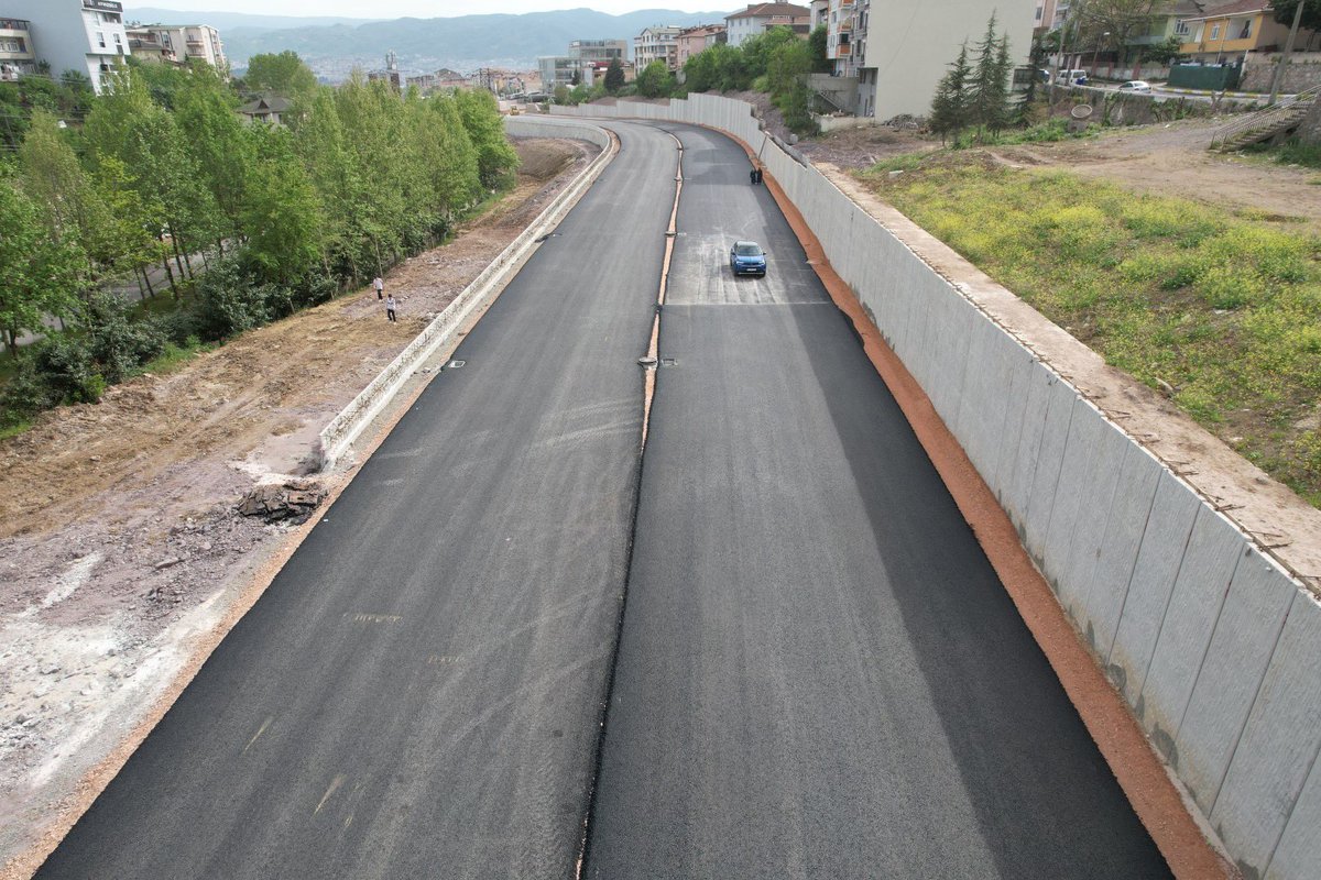 Derince-Körfez Kaşkaldere Kavşağı'nda asfalt serim çalışmalarımız devam ediyor. 🚧 #ÇalışıncaOluyor