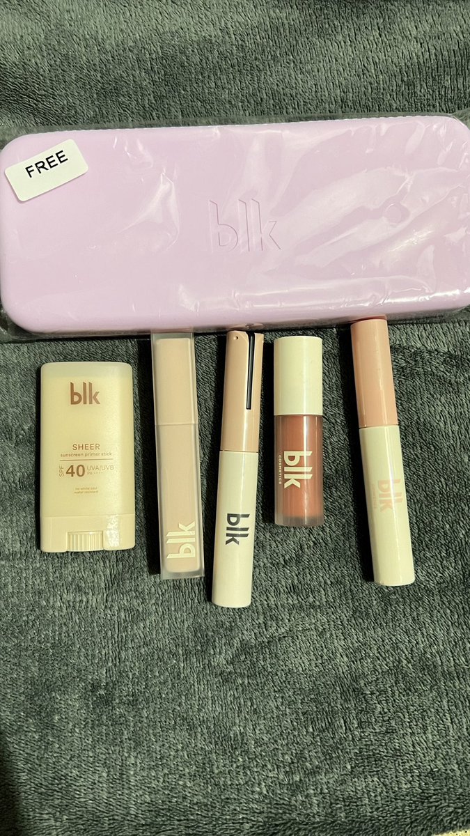 Waaahhhh !!! It's giviiiinggg!!! 🤍 i'm sooo obsessed with the shades of these set with freebies 😘 @blkcosmeticsph @annecurtissmith
