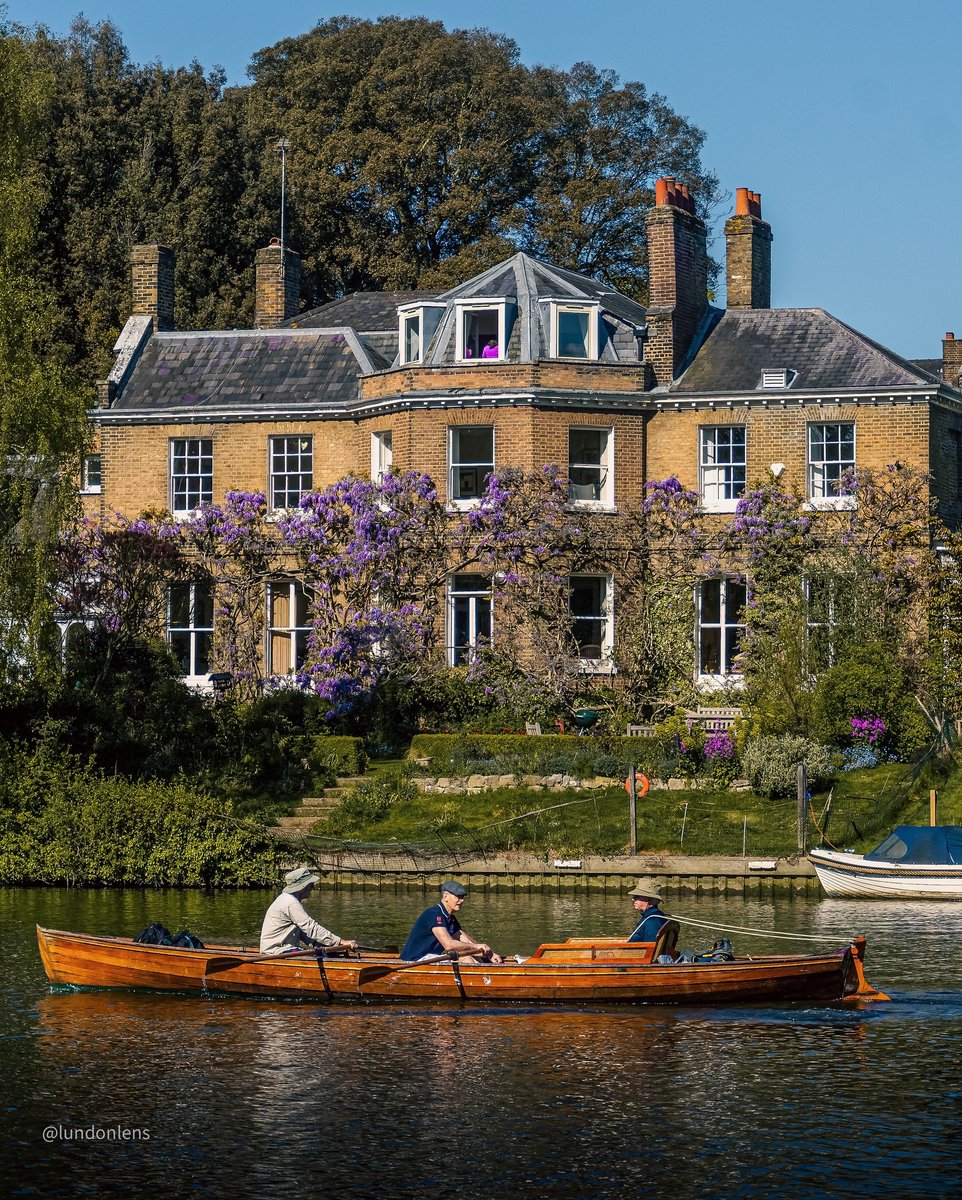 Picture perfect moments in Kingston upon Thames🚣‍♂️ [📸 @lundonlens] #LetsDoLondon #VisitLondon ow.ly/FbRx50RjTSL