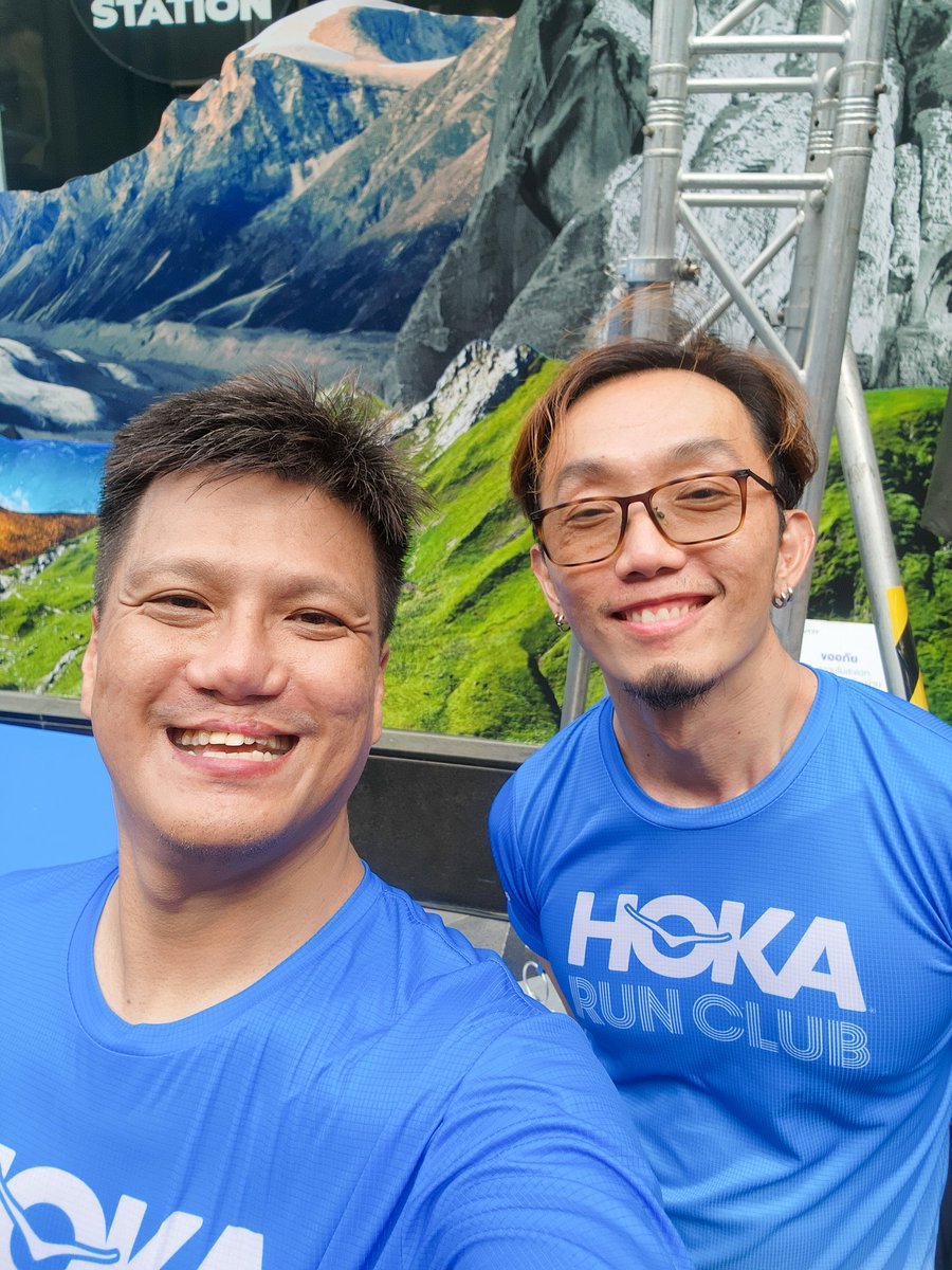 🩵🤍 ลุงตุ๊ก และ ผองเพื่อน ที่กิจกรรม HRC CITY RUN 🏃‍♂️ ซึ่งเป็นหนึ่งในกิจกรรมของงานเปิดตัว HOKA FlyLab ณ ลาน Siam Dicovery Plaza 🫶 ดีใจที่ได้เจอกันครับ 🥰 

#HokaTH
#HokaFlyLab
#FlyHumanFly
#HokaRunClub
#tookkyrun