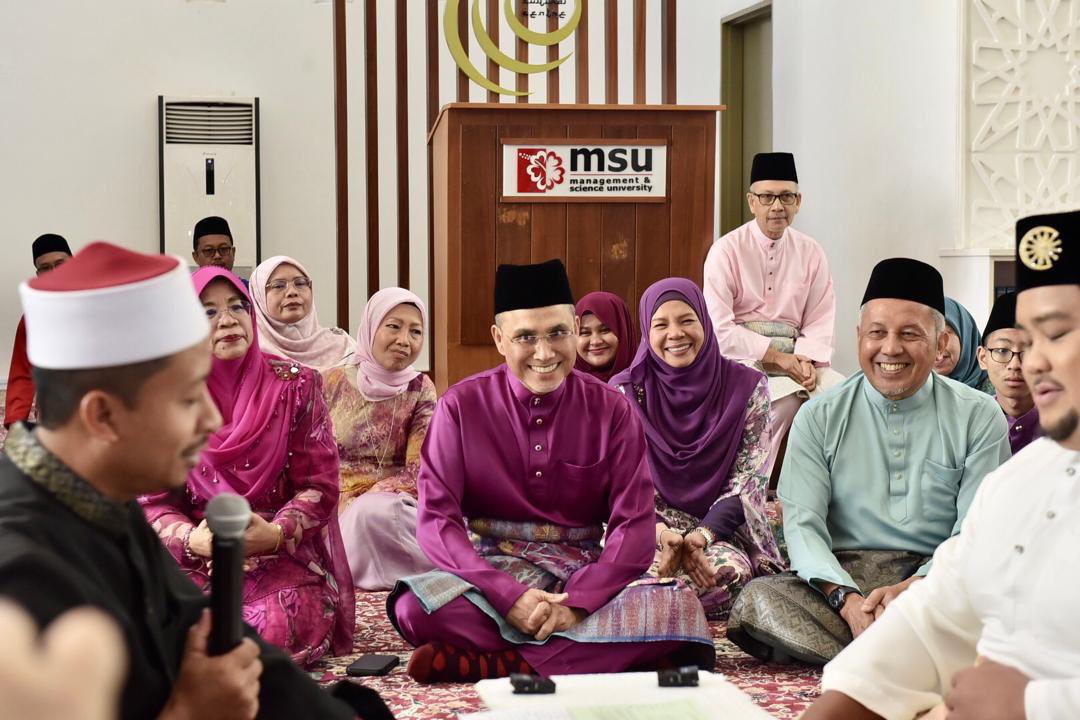 MohdShukriYajid's tweet photo. Delighted to attend the beautiful solemnisation ceremony for alumni Muhammad Goh Wen Jian and Siti Nor Aisyah Akhwan held at @MSUmalaysia Islamic Cultural Centre. May you both have a lifetime journey together that's filled with love, joy and blessings. @MSUscd @GohWJ97 https://t.co/CAFYXzV8mT