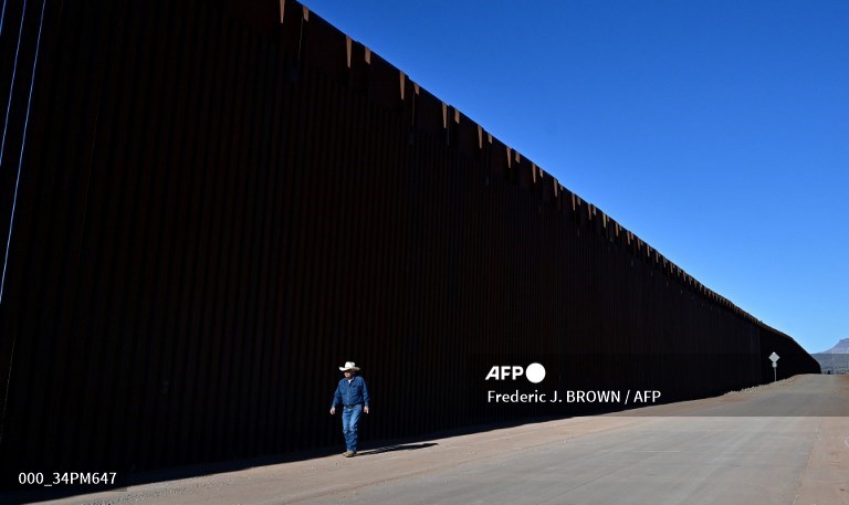 Cattle rancher John Ladd walks the Roosevelt Easement, a road running along the US-Mexico border from New Mexico to California, between his land and the thirty-foot tall border wall near Palominas in Cochise County, Arizona.
📷Frederic J. BROWN #AFP