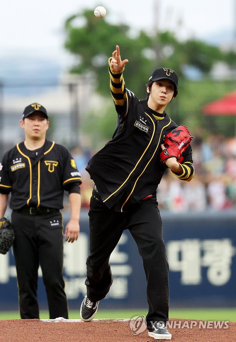 ptg_stats's tweet photo. [📰] Press Photos of PENTAGON Wooseok throwing first pitch for KIA Tigers today

https://t.co/CNPiYrp2pA
https://t.co/tBBh8iKC3X
https://t.co/vRBMWXwKMo
https://t.co/Nug7hFkHxs
https://t.co/jGCNyY1GTM
https://t.co/4QlUYg2qgi
https://t.co/lD4AezhFk2

#PENTAGON #펜타곤 #우석 https://t.co/UQOF4Ukd7R