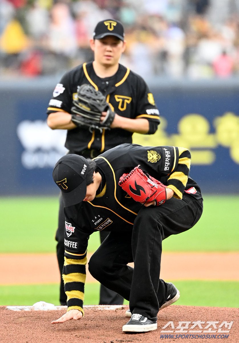 ptg_stats's tweet photo. [📰] Press Photos of PENTAGON Wooseok throwing first pitch for KIA Tigers today

https://t.co/CNPiYrp2pA
https://t.co/tBBh8iKC3X
https://t.co/vRBMWXwKMo
https://t.co/Nug7hFkHxs
https://t.co/jGCNyY1GTM
https://t.co/4QlUYg2qgi
https://t.co/lD4AezhFk2

#PENTAGON #펜타곤 #우석 https://t.co/UQOF4Ukd7R