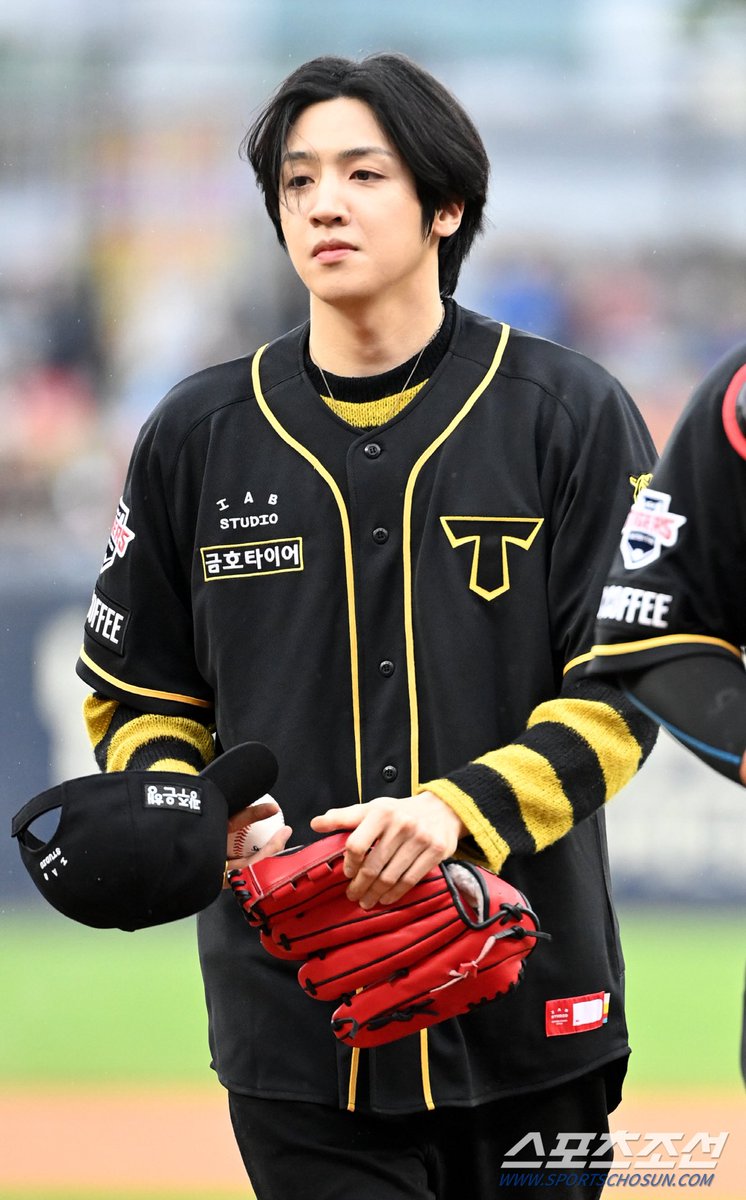ptg_stats's tweet photo. [📰] Press Photos of PENTAGON Wooseok throwing first pitch for KIA Tigers today

https://t.co/CNPiYrp2pA
https://t.co/tBBh8iKC3X
https://t.co/vRBMWXwKMo
https://t.co/Nug7hFkHxs
https://t.co/jGCNyY1GTM
https://t.co/4QlUYg2qgi
https://t.co/lD4AezhFk2

#PENTAGON #펜타곤 #우석 https://t.co/UQOF4Ukd7R