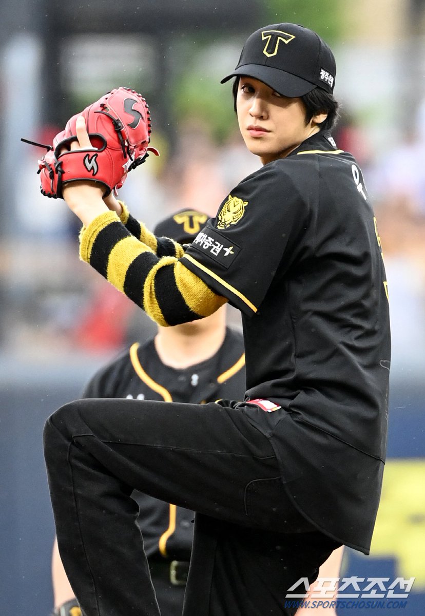 ptg_stats's tweet photo. [📰] Press Photos of PENTAGON Wooseok throwing first pitch for KIA Tigers today

https://t.co/CNPiYrp2pA
https://t.co/tBBh8iKC3X
https://t.co/vRBMWXwKMo
https://t.co/Nug7hFkHxs
https://t.co/jGCNyY1GTM
https://t.co/4QlUYg2qgi
https://t.co/lD4AezhFk2

#PENTAGON #펜타곤 #우석 https://t.co/UQOF4Ukd7R