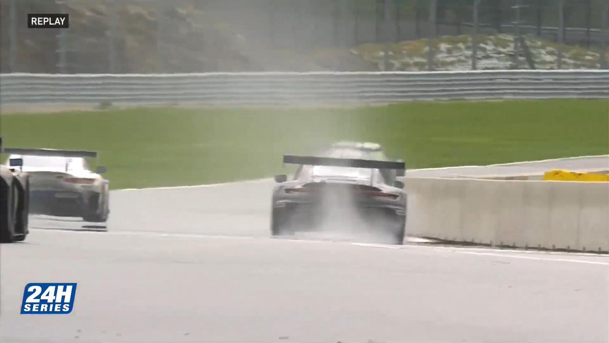 Look at the difference in spray. I agree with @SnowyRacer, the driver's over there to find water to cool his wets. #12hspa @24HSERIES @radiolemans