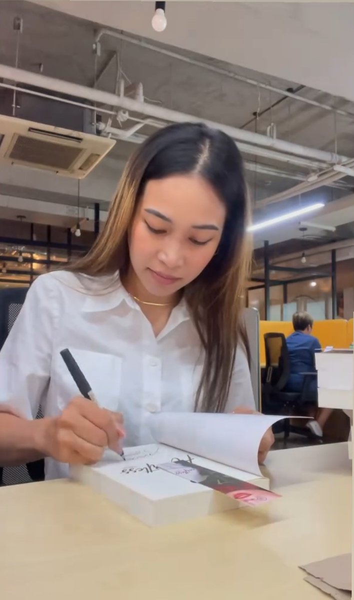jonaxxbbs's tweet photo. jonaxx signing Heartless (English Ver.) books!

The signed copies will be available at the PBF 2024! https://t.co/LMiO0bEDJU