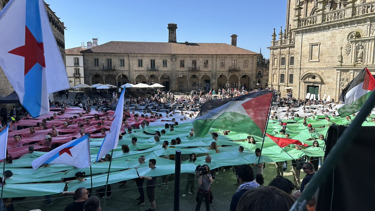 Unha grande bandeira da Palestina na Quintana expresa a solidariedade galega co pobo palestino e a exixencia de parar o masacre e o xenocidio. #PalestinaVencerá #StopGazaGenocide #PalestinaLibre