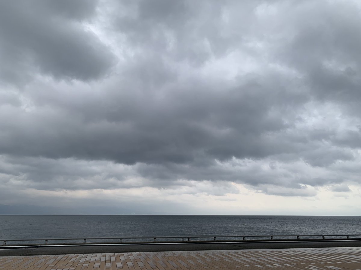 TobeAgoodDoctor's tweet photo. 心が乱れたので海に来ました。
あいにくの曇天ですが、少し気持ちが落ち着きました。 https://t.co/EPAKgfecas