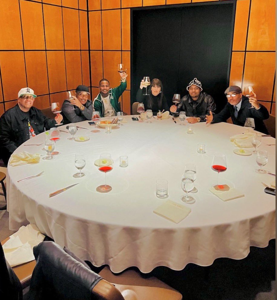 プリモが公開した画像
左からPremier , L.E.S., AZ, Faith Newman, Nas, Large Professortという並び

このメンツでど真ん中に座ってるFaith Newmanという女性はイルマティック製作時のA&amp;Rなんだけど、実はとんでもない経歴の持ち主です。

Faith Newmanの輝かしい経歴を以下にまとめます

1.