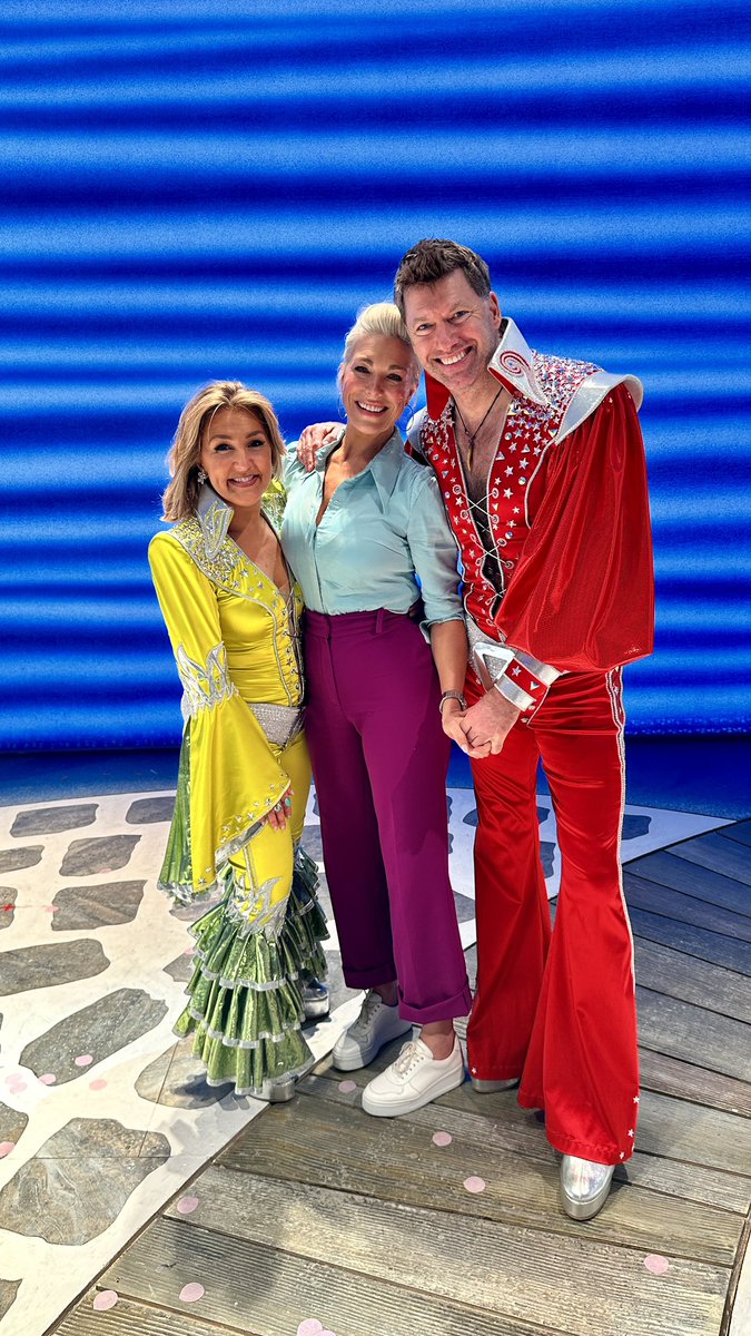 We’re thrilled the fabulous @hanwaddingham came to see the show yesterday and meet the cast too! A Super Trouper time was had by all 🩵✨💫🎶 We love this photo with @MsMazzMurray and Stephen Beckett 🩵 #MammaMiaLondon #MammaMiaMusical