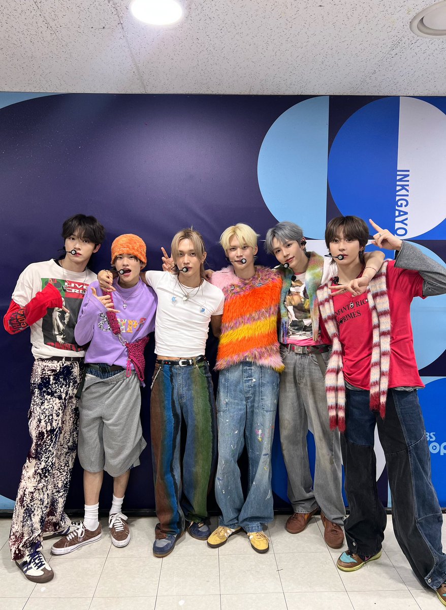 impossible 음악방송 활동 1주 차가 오늘 인기가요를 마지막으로 무사히 마무리되었습니다!!😁
이번 활동이 음악도 그렇고 퍼포먼스도 기존에 해오던 장르나 스타일과는 달라서인지
아니면 제가 마음의 준비가 덜 되었던 것인지 
무튼 기대와 걱정이 반반인 상태로 첫 무대를 오르고 나서, 그렇게