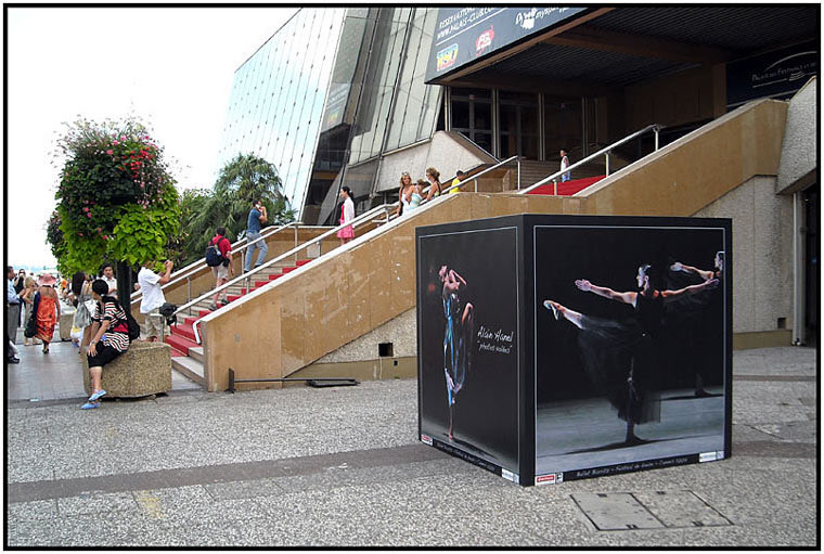 Première grande exposition de mes photographies sur la danse à Cannes, j’expose sur des panneaux en XXL dans les jardins en face du palais des Festivals et dans une grande salle à l’intérieur, elle durera trois mois et nous sommes en 2007…