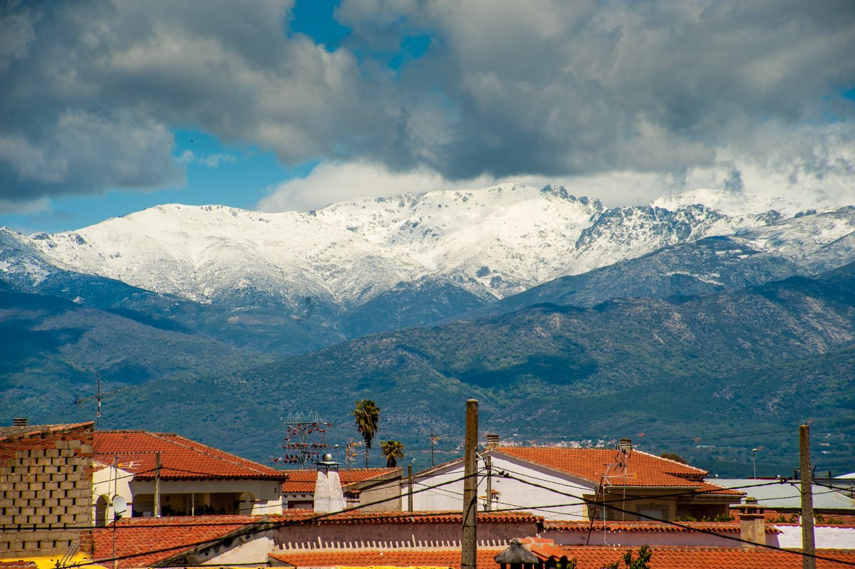La Covacha del Losar (Sierra de Gredos) vista desde Rosalejo (Cáceres) el 26 de abril de 2019.