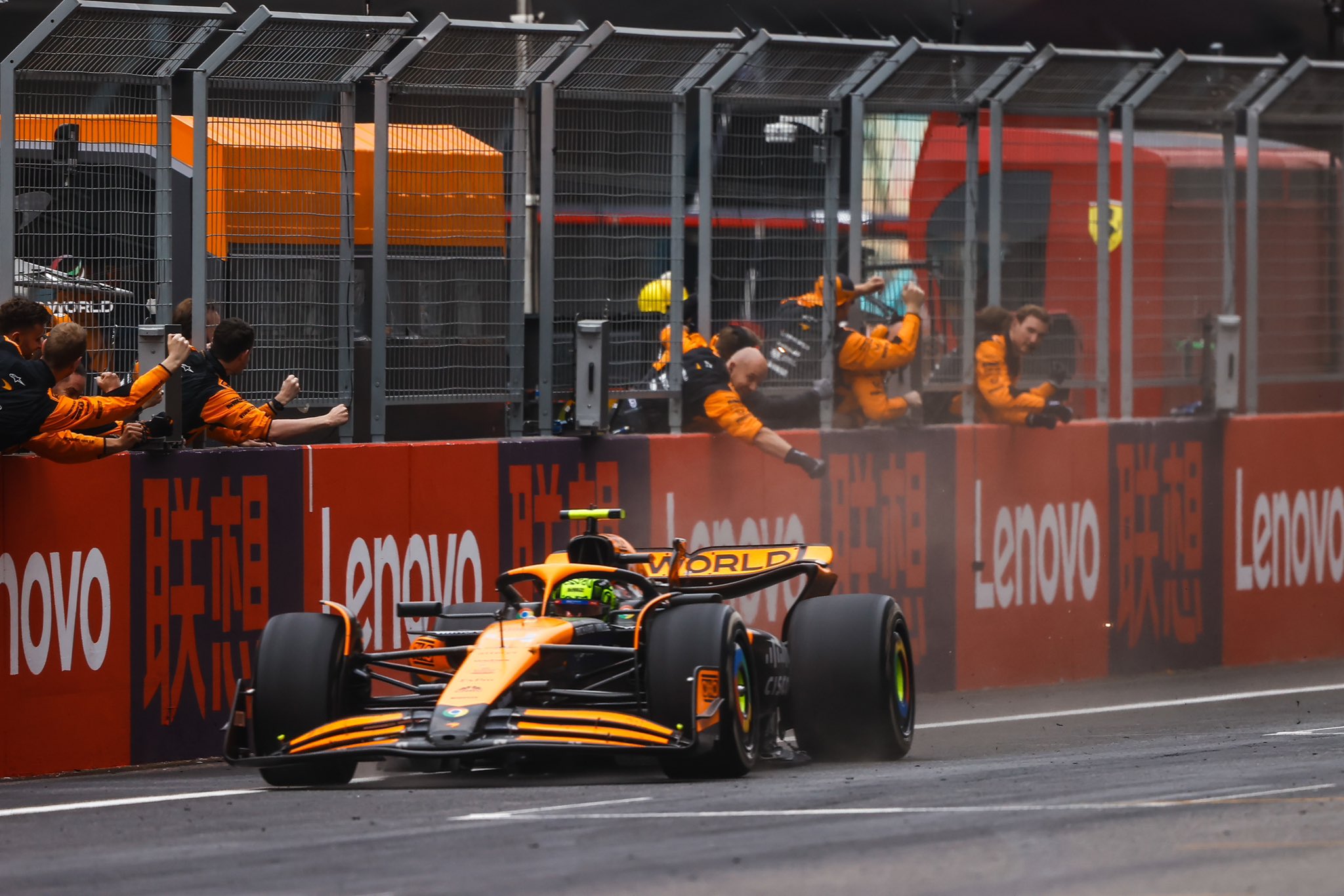Lando Norris cruzando la meta. Fuente: Mclaren F1