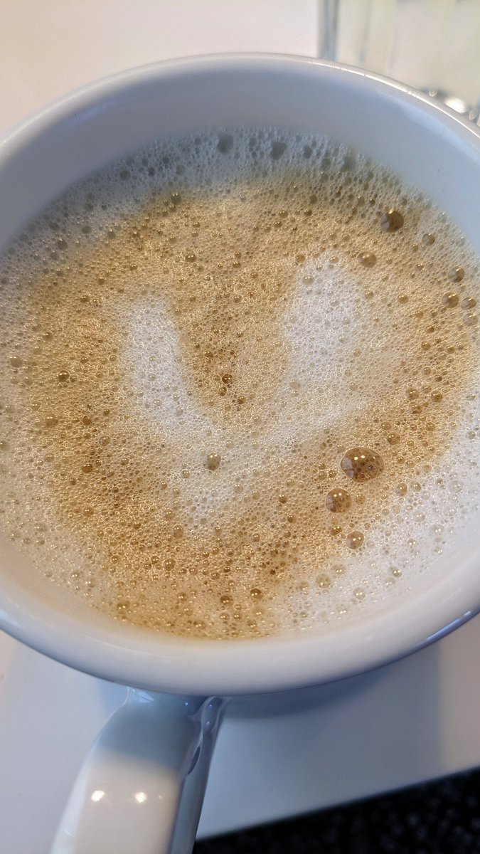 Apropos Latte Art - made by Lieblings-Kaffeearschloch <a href="/Traenkemeister/">Jana</a> 💜

(wann wieder jeden Morgen ein Herz auf meinem Kaffee?)
#24hJK