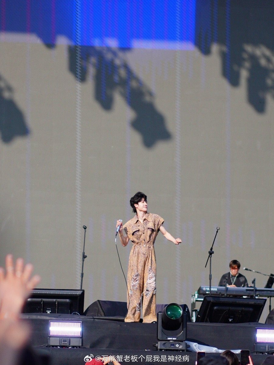 Lydyalbatross's tweet photo. Huang Yubo at 天津 HI YOUNG！音乐节 (Tianjin HI YOUNG! Music Festival). https://t.co/QyQEeIESNQ