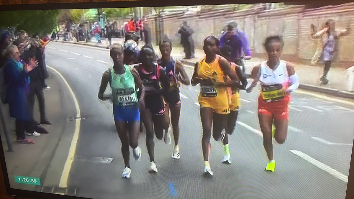 16 miles at 1:27:03 for elite women, a 5:15 pace, no pacemakers, 67:04 at half marathon, a 2:14 pace. Brigid Kosgei is gone as well, Tigist Asefa is in control, #londonmarathon