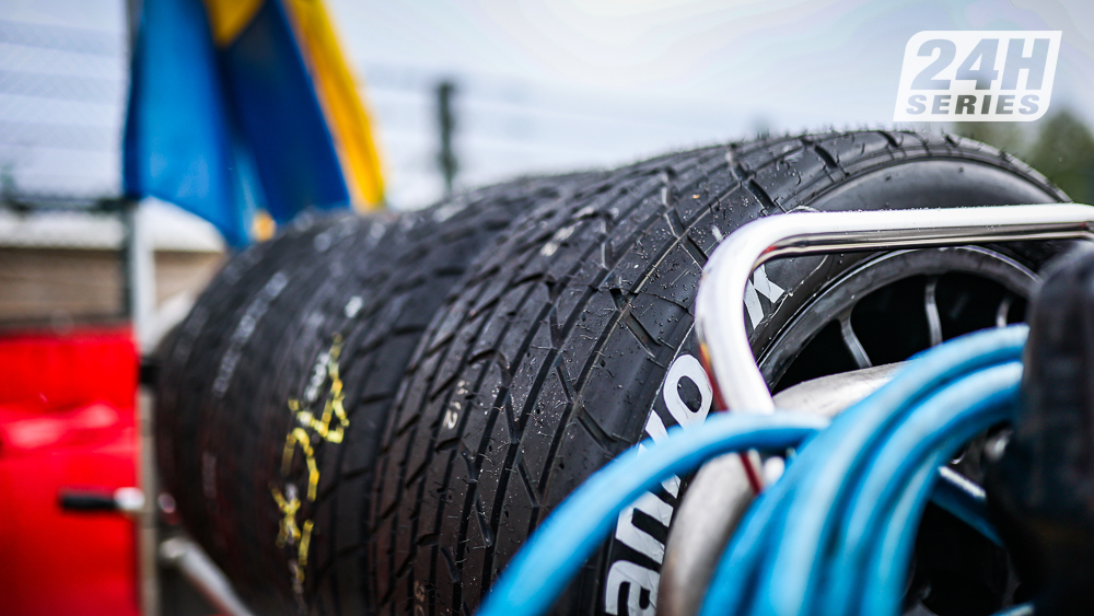 24HSERIES's tweet photo. #24HSERIES | Halfway there! In GT
1 #HerberthMotorsport (91)
2 #CPRacing (85)
3 #RDSigns (69)
4 #LandMotorsport (34)
5 #JutaRacing (71)
Results (https://t.co/Mnir2WMzxt) and per class (https://t.co/9I0O6CpyTY)
#12HSPA https://t.co/8uGyJcN9lZ