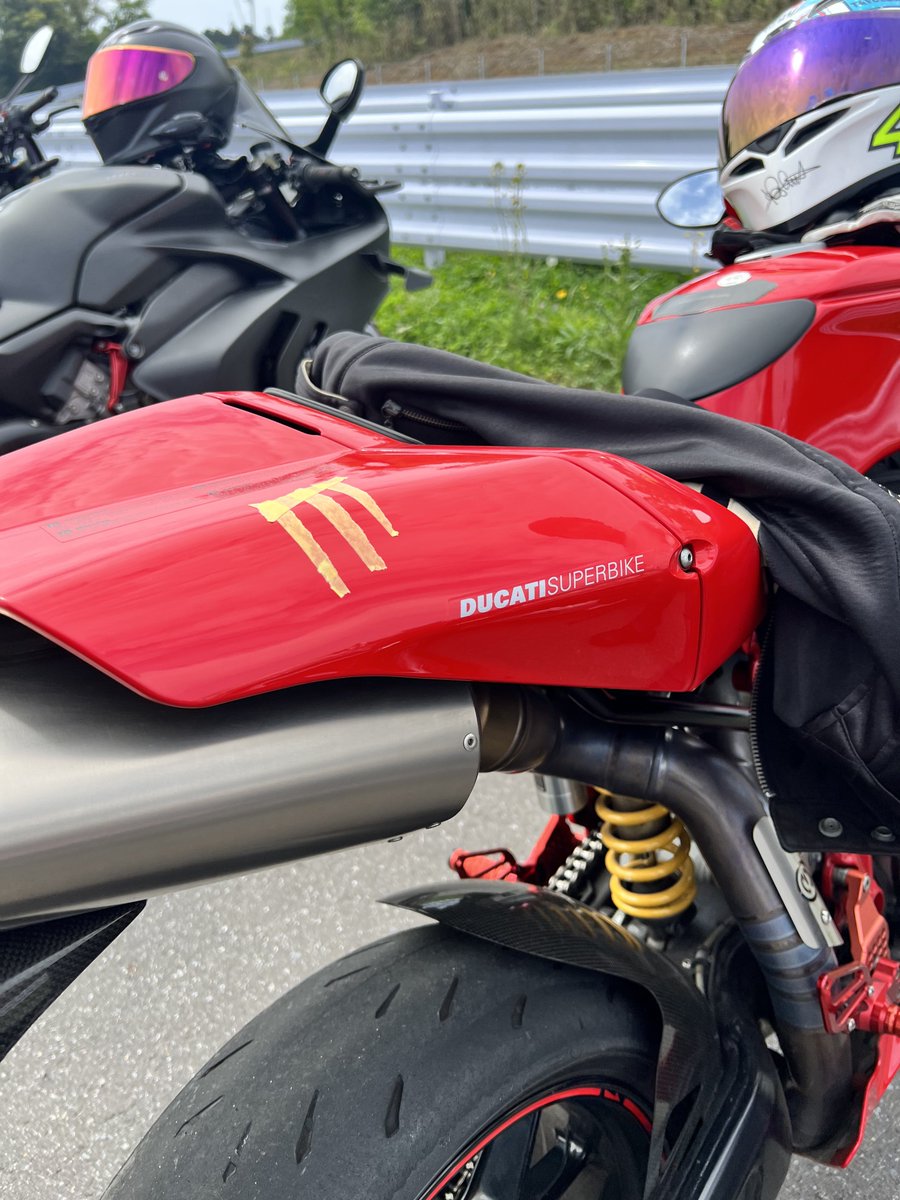 本日は <a href="/DucatiV4_e_chan/">えーちゃん Ducati Panigale V4</a>さんと #Ducatiday2024 に参加してきました👍
そして<a href="/taotti1/">𝑻𝑨𝑶</a> に記念写真撮影と来場特典に3本爪ラッピングもして頂けたので大変満足です(笑)