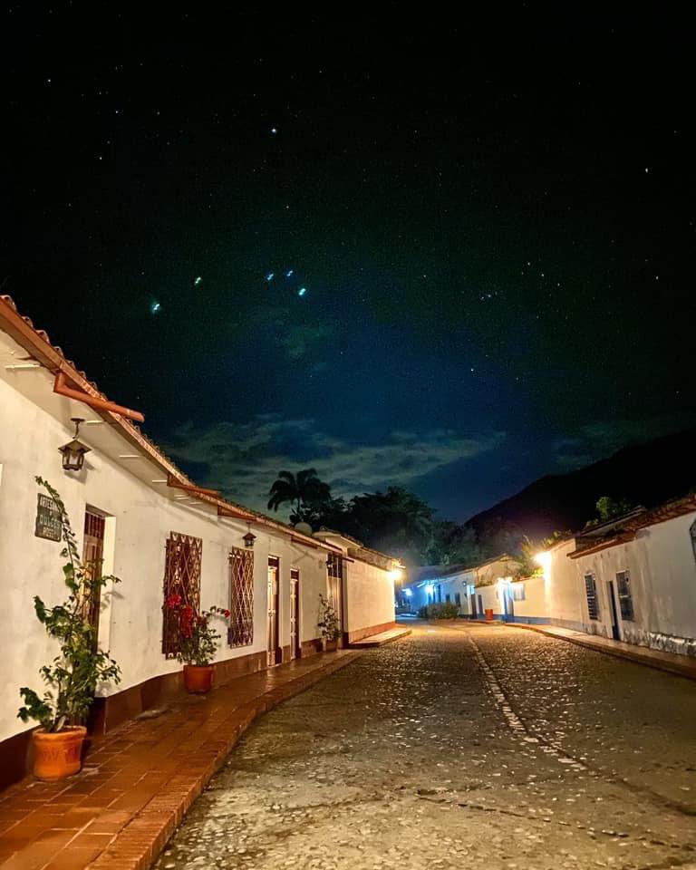 Uno de los espectáculos naturales que tiene San Pedro Del Río, son sus noches despejadas y su cielo lleno de estrellas.
Podemos observar el cinturón de Orión, Sirio, Bellatrix, Betelgeuse, Venus y muchas luminarias más....
.

#sanpedrodelrio #tachira #venezuela
