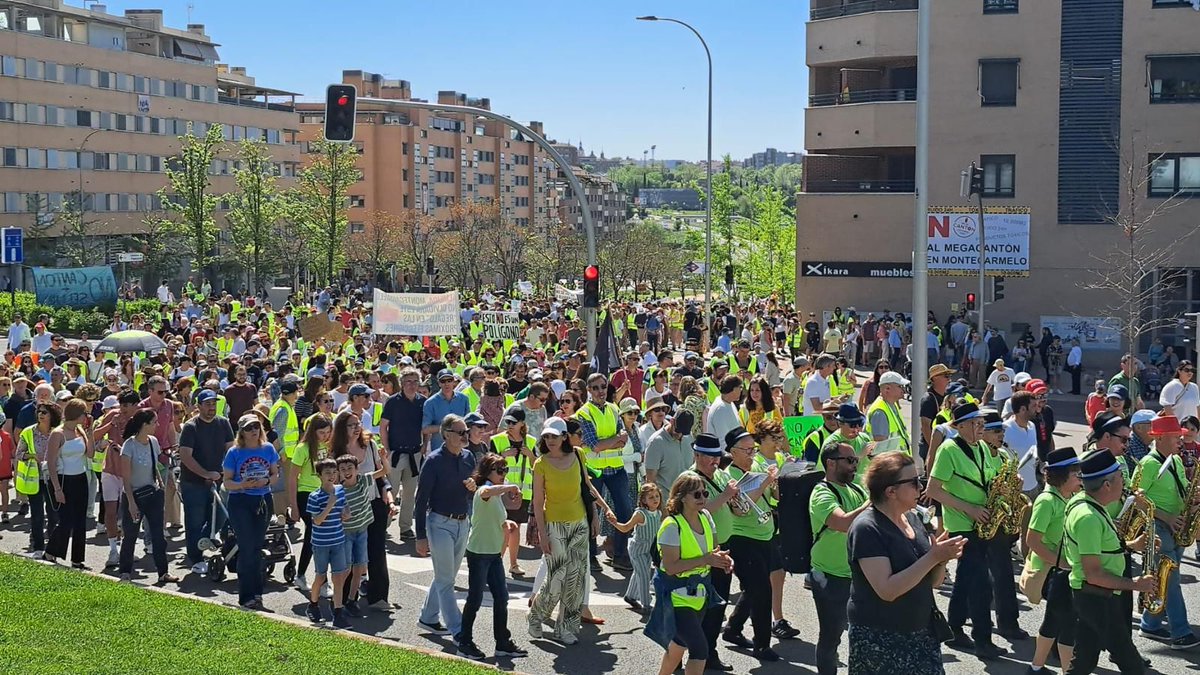 ¿17 de abril? ¿Tres días después de que 9.000 vecinos de #Montecarmelo pidieran la reubicación del #megacantón y la #macroselur a #zonaindustrial? ¿Y @urbaser_ solicita a @MADRID talar los árboles de la parcela? ¿Su #RSC se perderá en el #megacantón? ¿Qué opina @EeAmadrid?