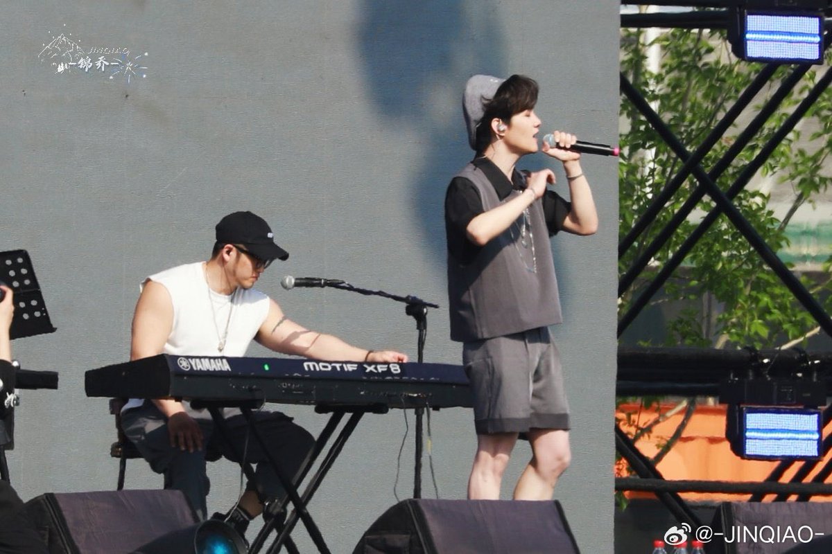 Lydyalbatross's tweet photo. Xu Ziwei at 天津 HI YOUNG！音乐节 (Tianjin HI YOUNG! Music Festival). 

He went onto hot search for crying. https://t.co/UhjP5VLFba