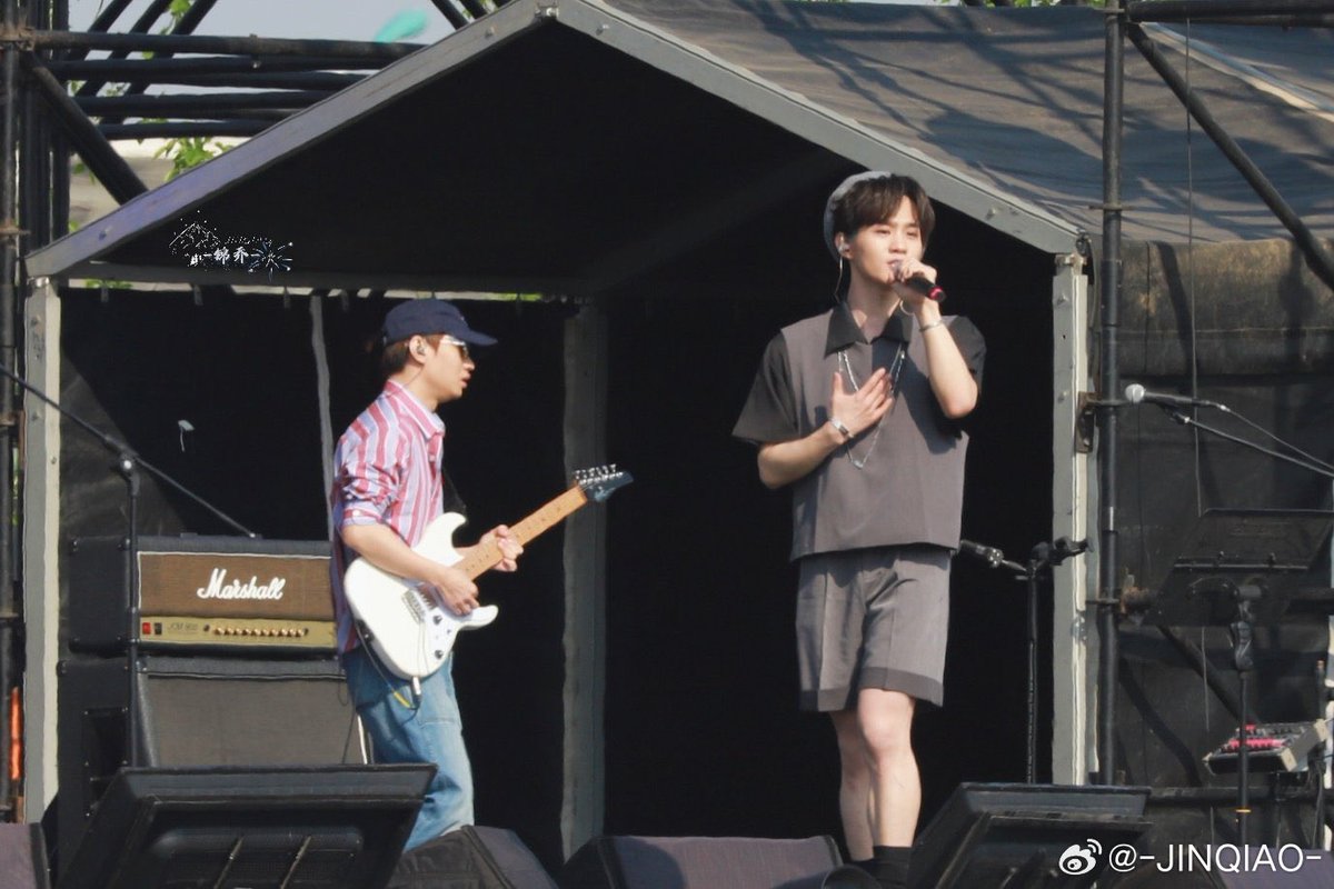 Lydyalbatross's tweet photo. Xu Ziwei at 天津 HI YOUNG！音乐节 (Tianjin HI YOUNG! Music Festival). 

He went onto hot search for crying. https://t.co/UhjP5VLFba