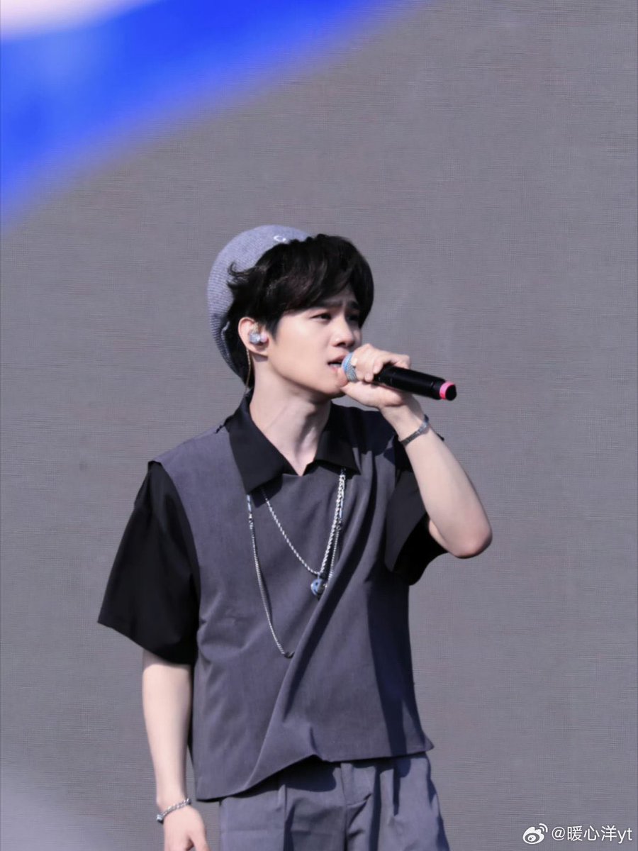 Lydyalbatross's tweet photo. Xu Ziwei at 天津 HI YOUNG！音乐节 (Tianjin HI YOUNG! Music Festival). 

He went onto hot search for crying. https://t.co/UhjP5VLFba