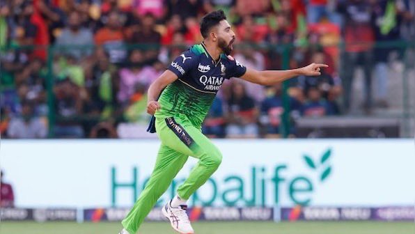 imVicky_18's tweet photo. Siraj back in playing XI,, hasn’t had a successive start in IPL2024…. Got dropped in last RCB playing XI!

RCB rocked to the bottom of the table in IPL2024 and trolled for very rubbish bowling,, Is it today for SIRAJ to announce himself into IPL2024 and to save RCB bowl line🔥🔥 https://t.co/gogqPX1JP5