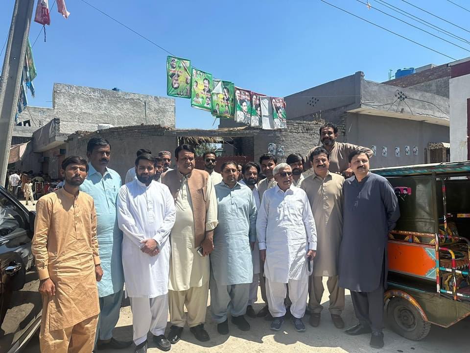 IKTodayPk's tweet photo. لاہور: ممبر قومی اسمبلی رائے حسن نواز خاں اور بیرسٹر رائے محمد اقبال خاں کا پی پی 158 پولنگ اسٹیشن گھانکڑ کا دورہ. @RaiMohammad_ https://t.co/CFokJl4ocr