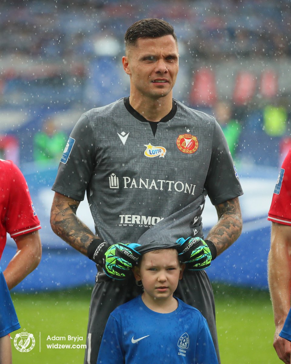 Nie każdy bohater nosi pelerynę. Niektórzy noszą koszulkę Widzewa 🦸🏻‍♂️☔️