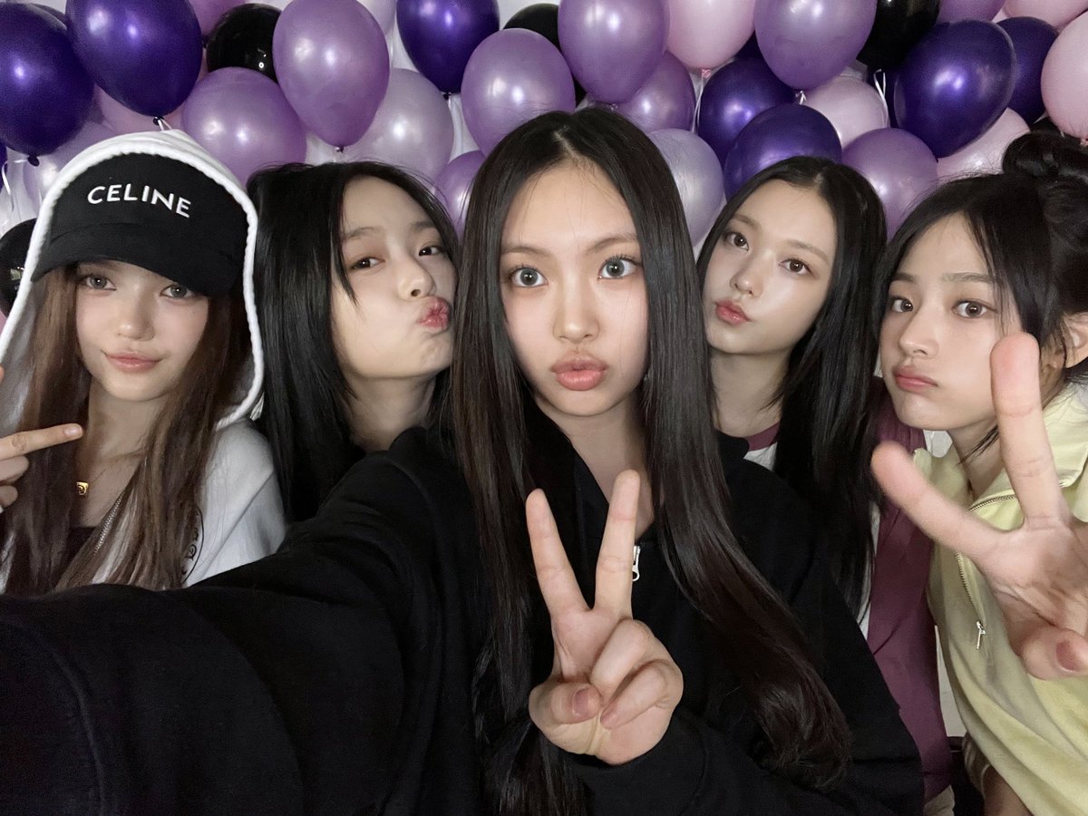 NewJeans_ADOR's tweet photo. HAPPY HYEIN DAY🍰💜

안녕? 모두 혜인의 생일파티에 온 걸 환영해 (환영해) 👏X16

#HAPPY_HYEIN_DAY
#NewJeans #HYEIN
#뉴진스 #혜인 https://t.co/wMjsjgU1jf