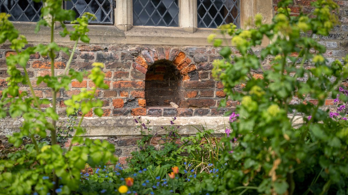 #SundayChallenge time! Can you guess the purpose of this mysterious recess in the east wall of Gainsborough Old Hall? 🤔 Here's a sweet hint: 🍯