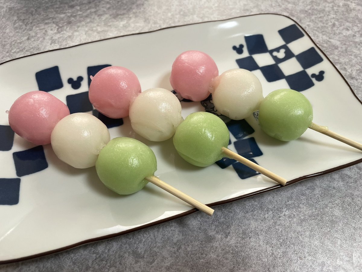 三色団子をもらったので
ちょこみんと人生初の三色団子をいただくことにしました
こうして見ると信号機みたい