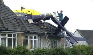 #OTD in 2000: Police helicopter ends up in a house roof after TR pitch change spider bearing failure aviation-safety.net/wikibase/17940 #helicopter #accident #aviationsafety #flightsafety #airworthiness