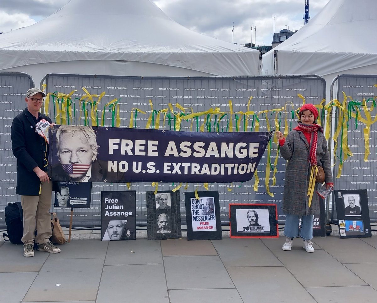 Yesterday at Trafalgar Square ✊🏻❤️💚🎗💝💝💝 #DropTheCharges #LetHimGoJoe #FreeAssangeNOW