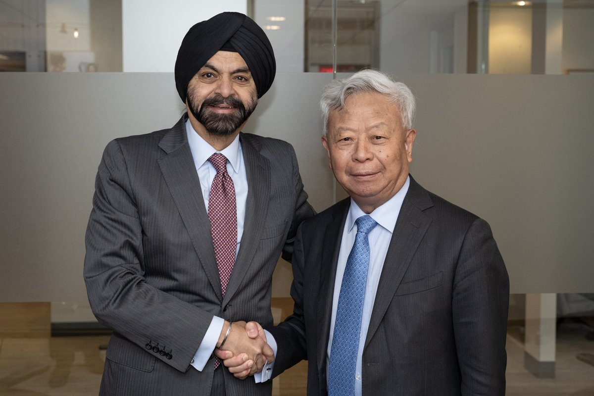 🤝| AIIB President Jin Liqun and @WorldBank President Ajay Banga agreed at the #WBGmeetings to strengthen collaboration on infrastructure development and support toward achieving the #SDGs. Together, we can build a more sustainable and resilient future. bit.ly/3JqF0hU