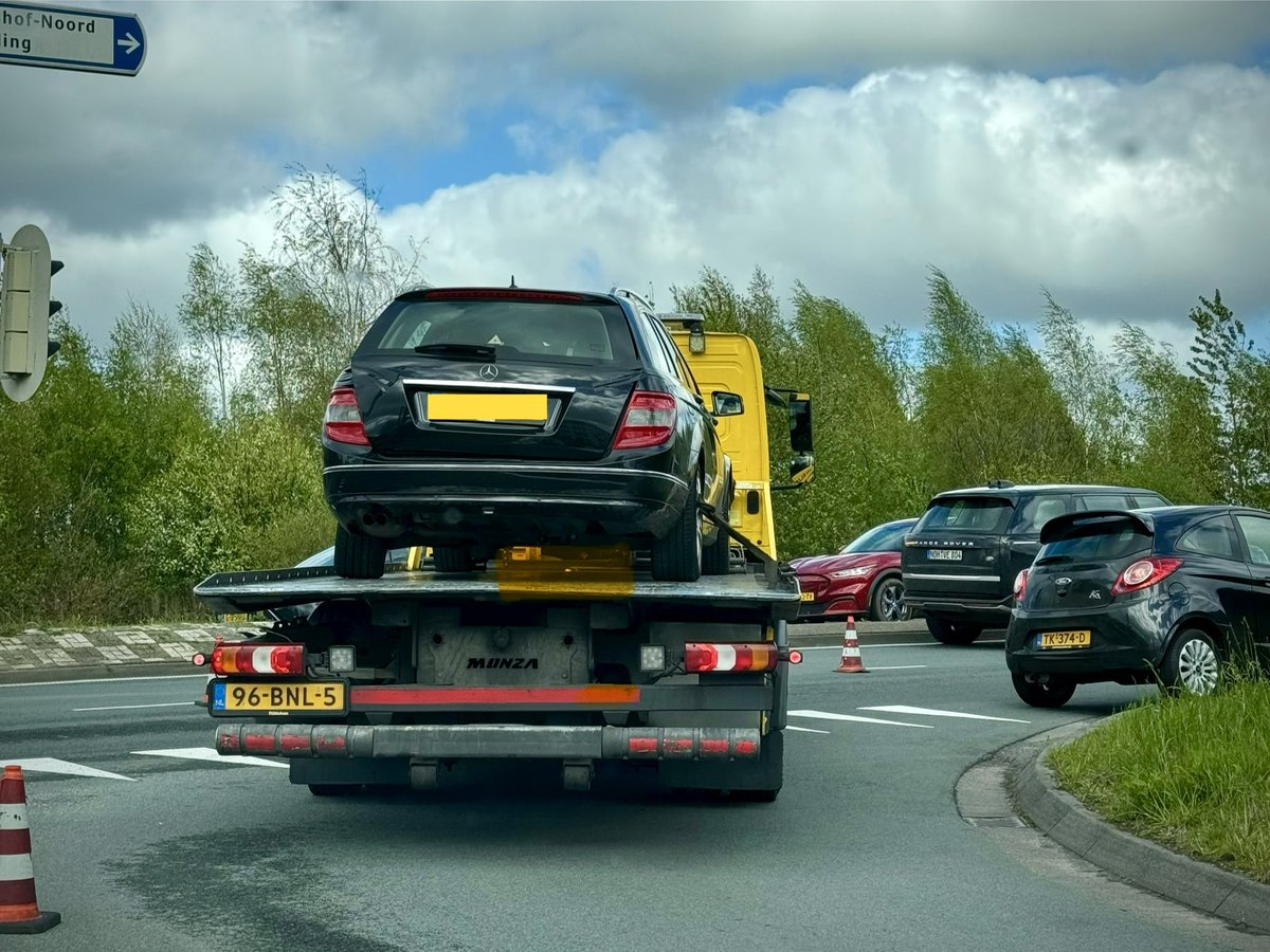 Er wordt structureel te hard en vaak door rood gereden op de Burg. Letschertweg (N260), nu weer een aanrijding bij de Koolhovenlaan. Wanneer doet de Gemeente er wat aan !? <a href="/raadtilburg/">Gemeenteraad Tilburg (Niet Actief)</a> <a href="/gemeentetilburg/">gemeentetilburg</a>