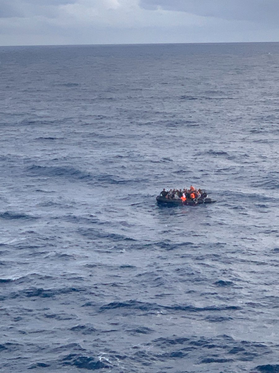 salvamentogob's tweet image. Pesquero Rosa del Viento avista cayuco/cerca 50 personas 5 millas #LosAbrigos 
Nuestro centro #Tenerife moviliza salvamar Alpheratz que escolta #LosCristianos 

Buque León avista patera 35 millas #Arrecife 
Nuestro centro #LasPalmas moviliza guardamar Calíope/Rescata 36 personas.