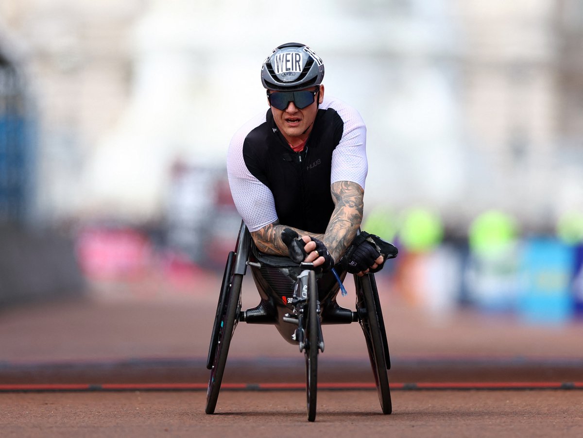 A @LondonMarathon legend 🙌 In his 25th consecutive year @davidweir2012 is on the podium again, finishing in 3rd with 1:29:58 🥉 #LondonMarathon