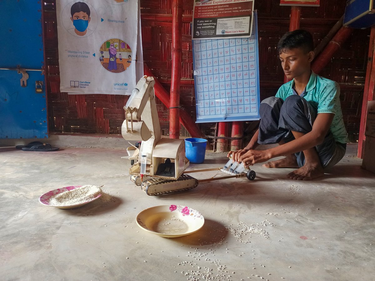 Young Rohingya Taiyub built a small hydraulic excavator from spare parts collected around refugee camps. With skills training + a bit of inspiration, @Refugees can creatively solve problems & contribute to communities. #WorldCreativityAndInnovationDay 📸@mdjamal315